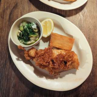 Fish and Chips
Fresh Hake Loin, Beer batter, Beef Fat layered potato, tartare sauce, scraps